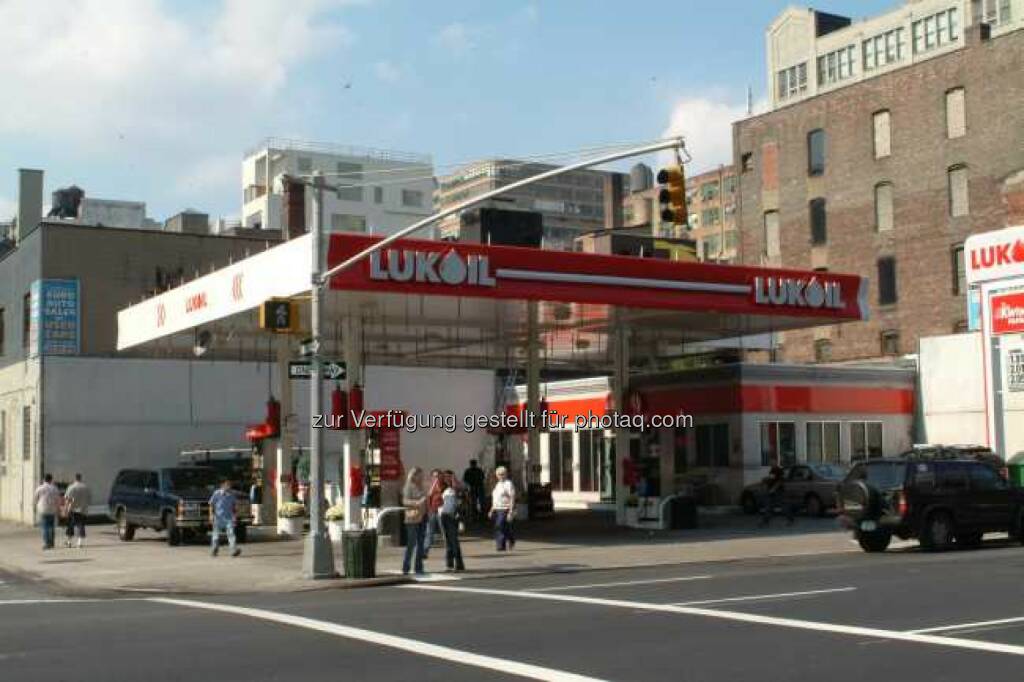 http://photaq.com/media/fmf/Image/image/14815/scalex/1024/scaley/682;lukoil_tankstelle_in_den_usa.jpg