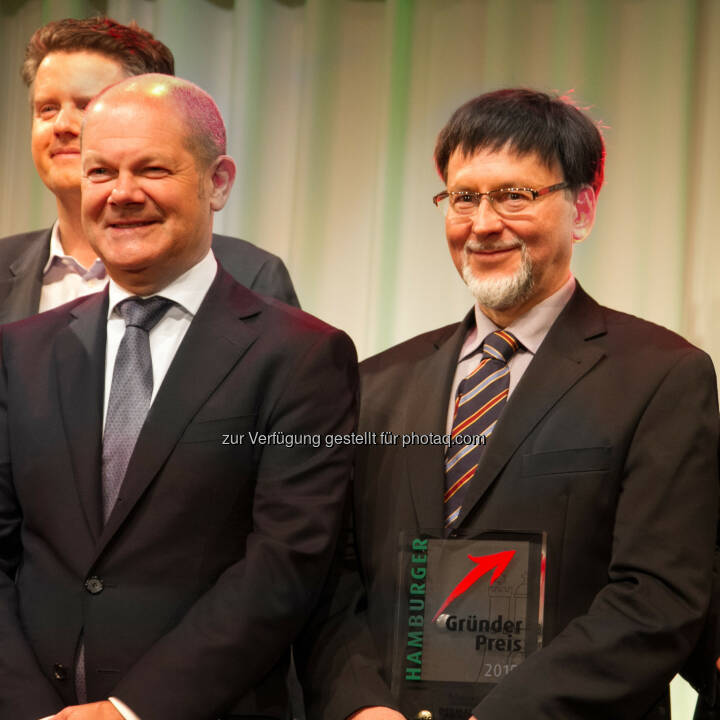 Olaf Scholz (Hamburger Erster Bürgermeister), Günther Mull (GF Dermalog) : Der größte deutsche Biometrie Hersteller Dermalog wurde mit dem Hamburger Gründerpreis 2015 ausgezeichnet : Fotocredit: Dermalog Identification Systems GmbH/Rainer Schmidt
