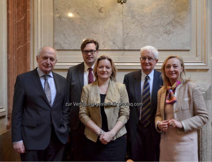 Bernhard Felderer, Alfred Heiter,Isabella Mader, Erich Weede, Barbara Kolm : Free Market Road Show in Wien: Merkels Flüchtlingspolitik und Sharing Economy : Auf Einladung des Friedrich A. v. Hayek Instituts und des Austrian Economics Centers diskutierten Experten aus Wirtschaft, Politik und den Medien die Veränderungen in Europa und dem Standort Österreich : Fotocredit: AEC/Pfeffer