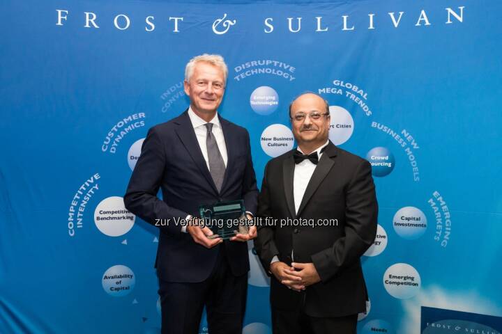 Peter Hallberg (Leiter BT Europe North), Aroop Zutshi (Global President and Managing Partner bei Frost & Sullivan) : Siemens ist erneut „European Building Technologies Company of the Year“ : Fotocredit: © Siemens AG