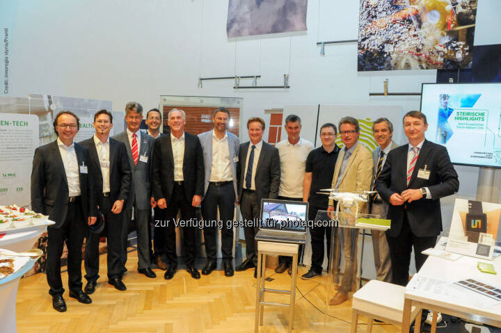 Mario J. Müller (SFL technologies GmbH), Peter Mohr (TU Graz), Harald Kainz (Rektor TU Graz), Bernhard Puttinger (GF Green Tech Cluster Styria GmbH), Johann Höllwart (SFL technologies GmbH), Gerd Holzschlag (SFG – Steirische Wirtschaftsförderung), Georg Knill (Präs. IV-Steiermark und stellv. Vors. innoregio styria), Wolfgang Winter (wInterface GmbH), Ingo Riemenschneider (wInterface GmbH), Christopher Drexler (LR Stmk.), Wolfgang Pribyl (Joanneum Research), Martin Schrems (ams AG) : Grüne Innovationen aus der Steiermark weisen den Weg in die Zukunft : Fotocredit: innoregio styria/©Markus Prantl