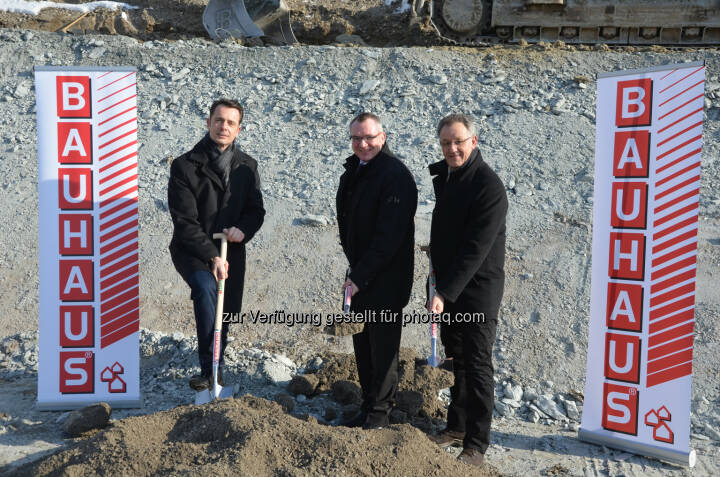 BAUHAUS Geschäftsführer Heinz Reithner, Landesrat Mag. Johannes Tratter, Bürgermeister der Marktgemeinde Völs Erich Ruetz beim Spatenstich für das neue BAUHAUS Fachcentrum in Völs. - BAUHAUS: BAUHAUS beginnt mit den Bauarbeiten für ein neues Fachcentrum in Innsbruck/Völs auf einer Gesamtfläche von über 24.000m2