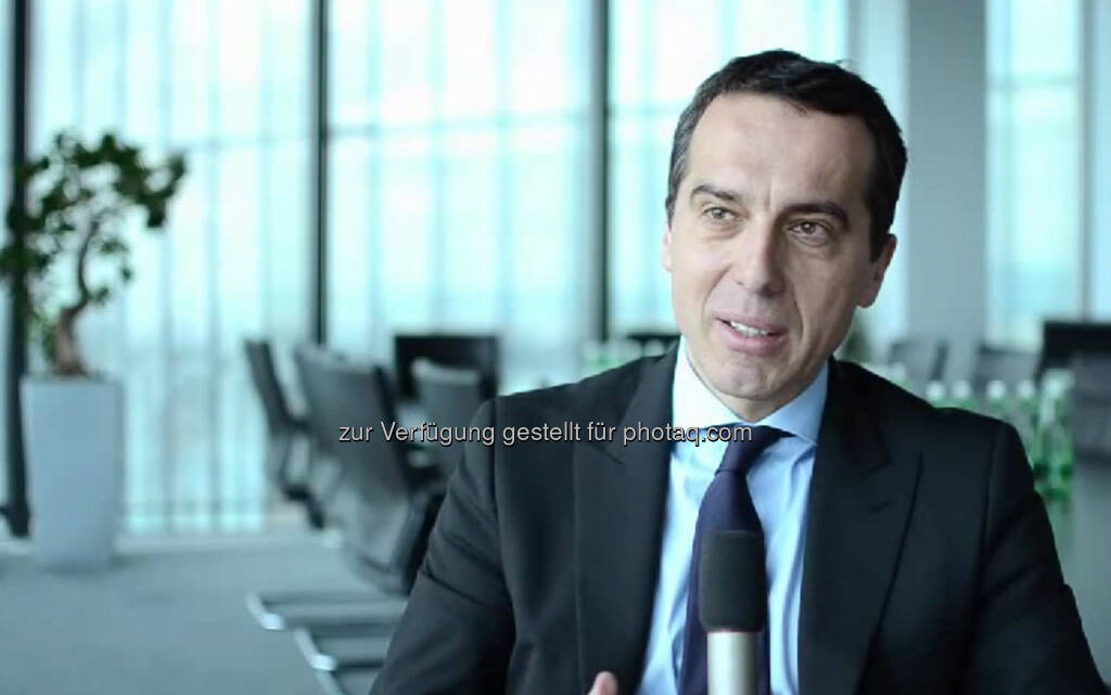 Christian Kern, CEO ÖBB
“Kreativität ist eine Funktion von Wissen. Das Wissen fliegt einem nicht am Sofa zu, sondern das erarbeitet man sich.” Christian Kern war der Chefredakteur einer Studentenzeitung, als Journalist und sowohl im Bundeskanzleramt als auch im Parlament tätig. Mittlerweile ist er Vorstandsvorsitzender bei der ÖBB. Sein Tipp: “Lern Gitarre spielen, das kommt bei den Mädels ziemlich gut an.” Das Video (6:39 Minuten) dazu unter: http://www.whatchado.net/videos/christian_kern
, © whatchado (20.09.2013) 