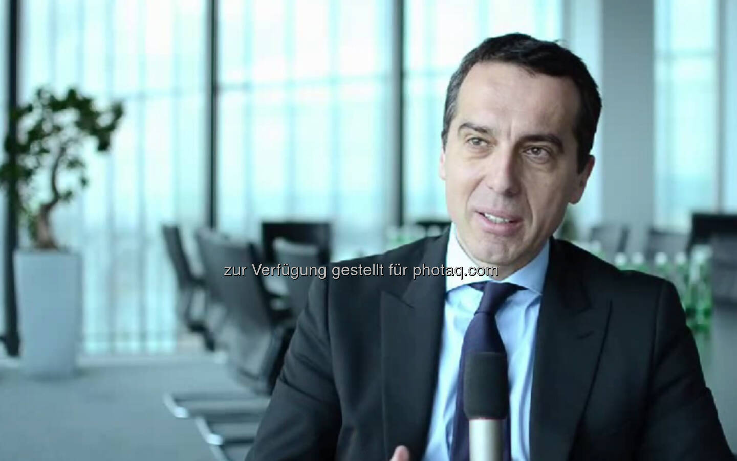 Christian Kern, CEO ÖBB
“Kreativität ist eine Funktion von Wissen. Das Wissen fliegt einem nicht am Sofa zu, sondern das erarbeitet man sich.” Christian Kern war der Chefredakteur einer Studentenzeitung, als Journalist und sowohl im Bundeskanzleramt als auch im Parlament tätig. Mittlerweile ist er Vorstandsvorsitzender bei der ÖBB. Sein Tipp: “Lern Gitarre spielen, das kommt bei den Mädels ziemlich gut an.” Das Video (6:39 Minuten) dazu unter: http://www.whatchado.net/videos/christian_kern
