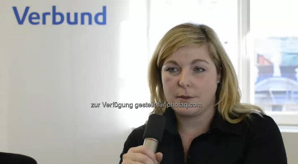 Carina Lackner, Intraday Trader, Verbund Trading AG
Viele Erfahrungen sammeln und neue Dinge ausprobieren, rät  14-jährigen Ich. Um die Strom- und Gaspreise optimal im Auge behalten zu können, arbeitet die Betriebswirtin mit bis zu 5 Monitoren gleichzeitig.
Das Video (4:14 min) dazu unter http://www.whatchado.net/videos/carina_lackner, © whatchado (22.09.2013) 