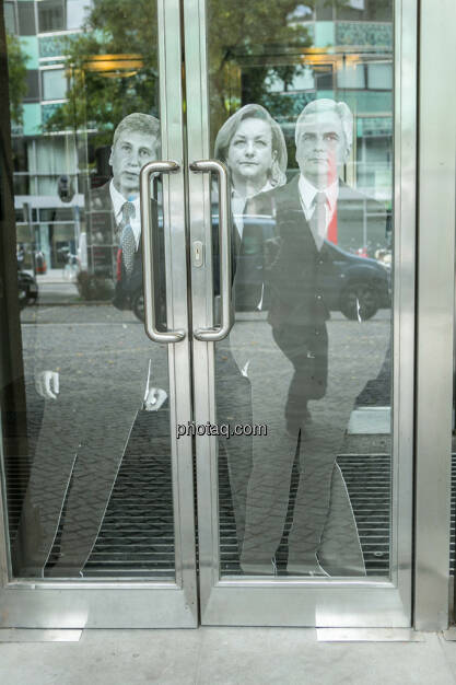 Michael Spindelegger, Maria Fekter, Werner Faymann hinter verschlossenen Türen, © Politikerfiguren by Neos, Fotos by finanzmarktfoto.at/Martina Draper (23.09.2013)