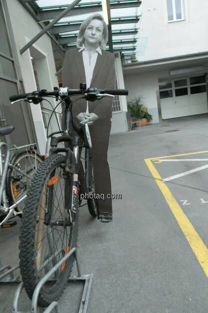 Maria Fekter auf dem Rad, © Politikerfiguren by Neos, Fotos by finanzmarktfoto.at/Martina Draper (23.09.2013) 