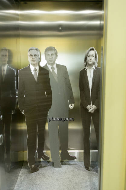  Werner Faymann, Michael Spindelegger, Maria Fekter im Lift, © Politikerfiguren by Neos, Fotos by finanzmarktfoto.at/Martina Draper (23.09.2013) 