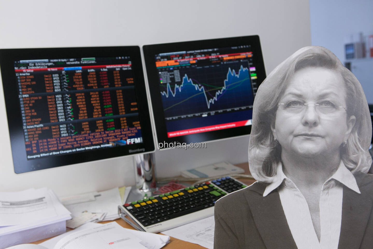 Maria Fekter vor dem ATX am Bloomberg Bildschirm