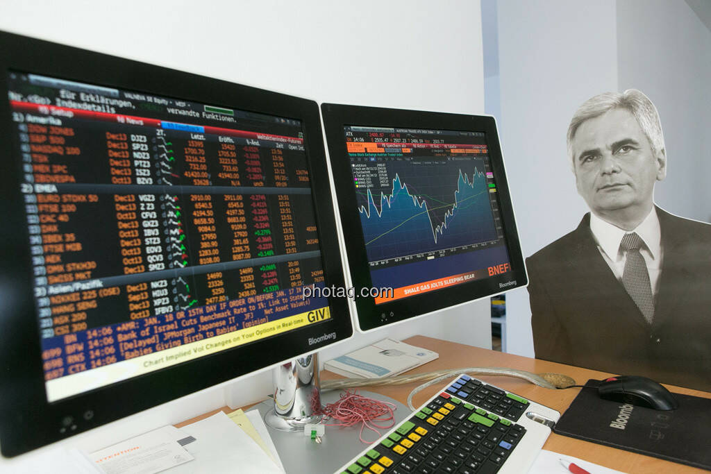 Werner Faymann vor dem ATX am Bloomberg Bildschirm, © Politikerfiguren by Neos, Fotos by finanzmarktfoto.at/Martina Draper (23.09.2013) 