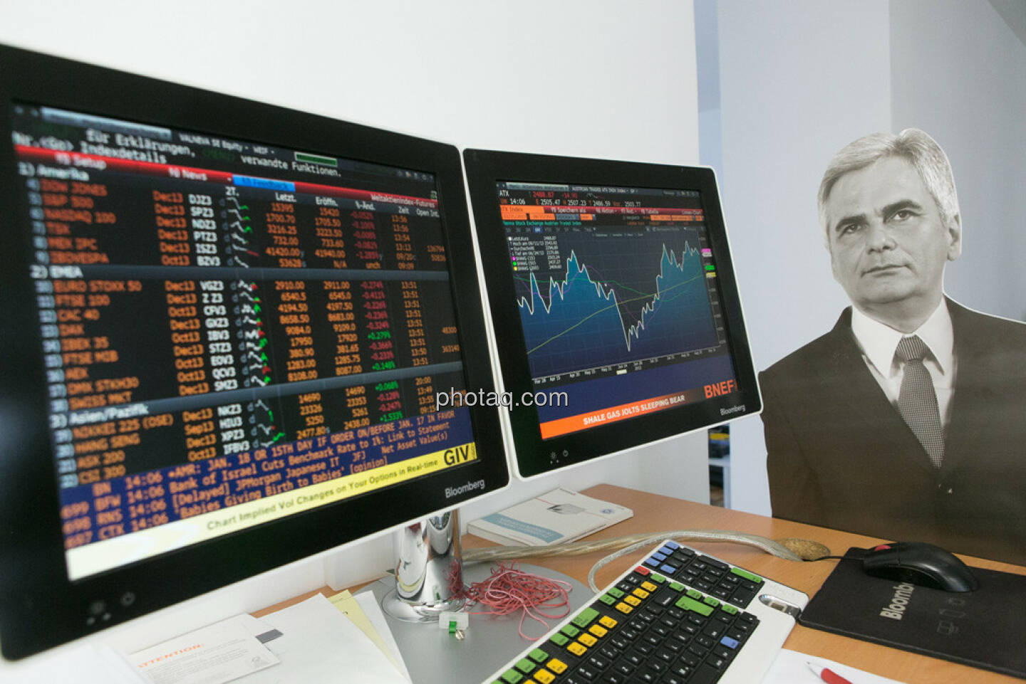 Werner Faymann vor dem ATX am Bloomberg Bildschirm