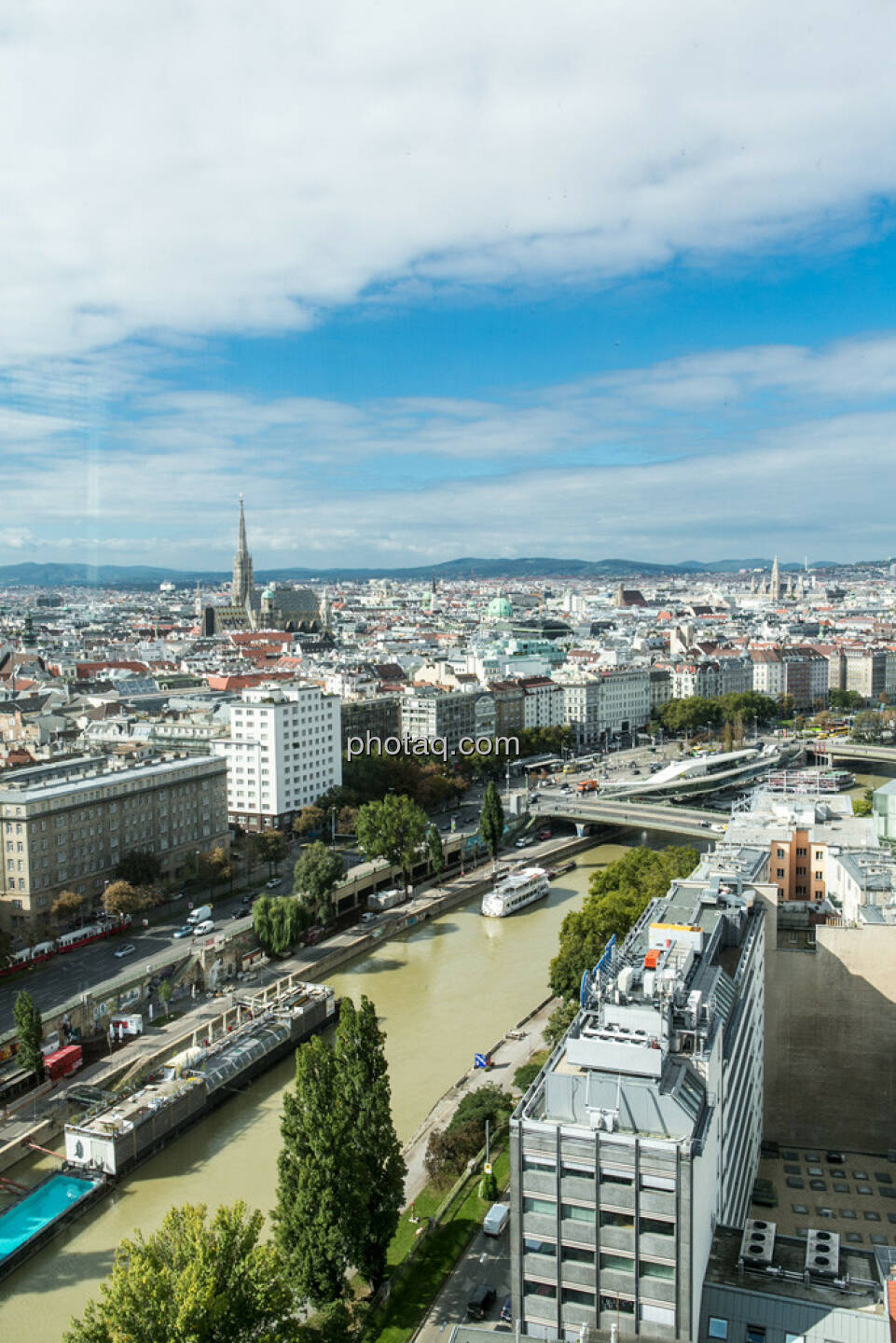 Blick aus dem 20. Stock des Uniqa Tower, Stephansdom, Wien Fluss, Motto am Fluss, Rathaus