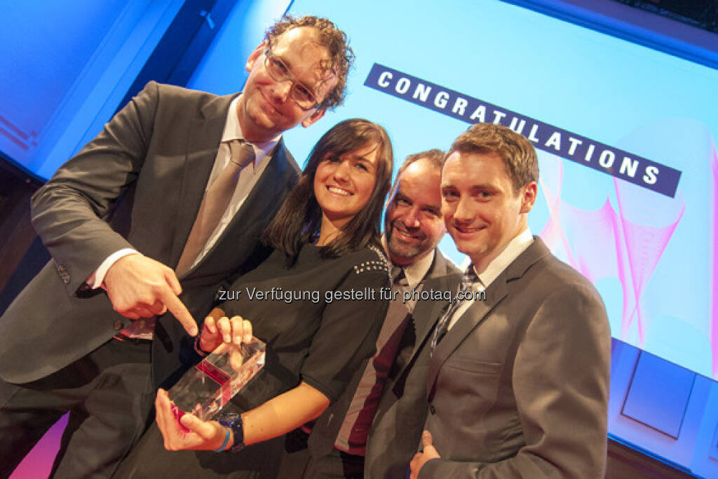 Stephanie Bauer, Michael Sterrer-Ebenführer - voestalpine wurde am 20. September 2013 für den „voestalpine WM Blog“ mit dem Digital Communication Award in der Kategorie „Corporate Weblog“ ausgezeichnet, siehe auch http://finanzmarktfoto.at/page/index/199 (24.09.2013) 