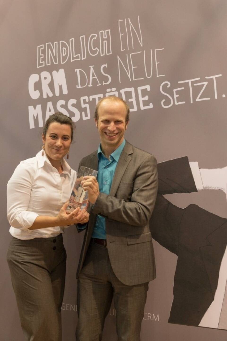 Martin Chroust, Projektverantwortlicher bei der BAWAG P.S.K. und Elisabeth Fürtbauer, Consultant bei update, freuen sich auf der CRM-expo 2013 über den Best Practice Award (c) update
