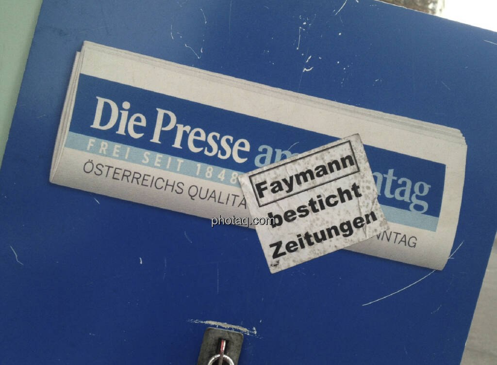 Die Presse am Wahltag mit Faymann-Pickerl überklebt (29.09.2013) 