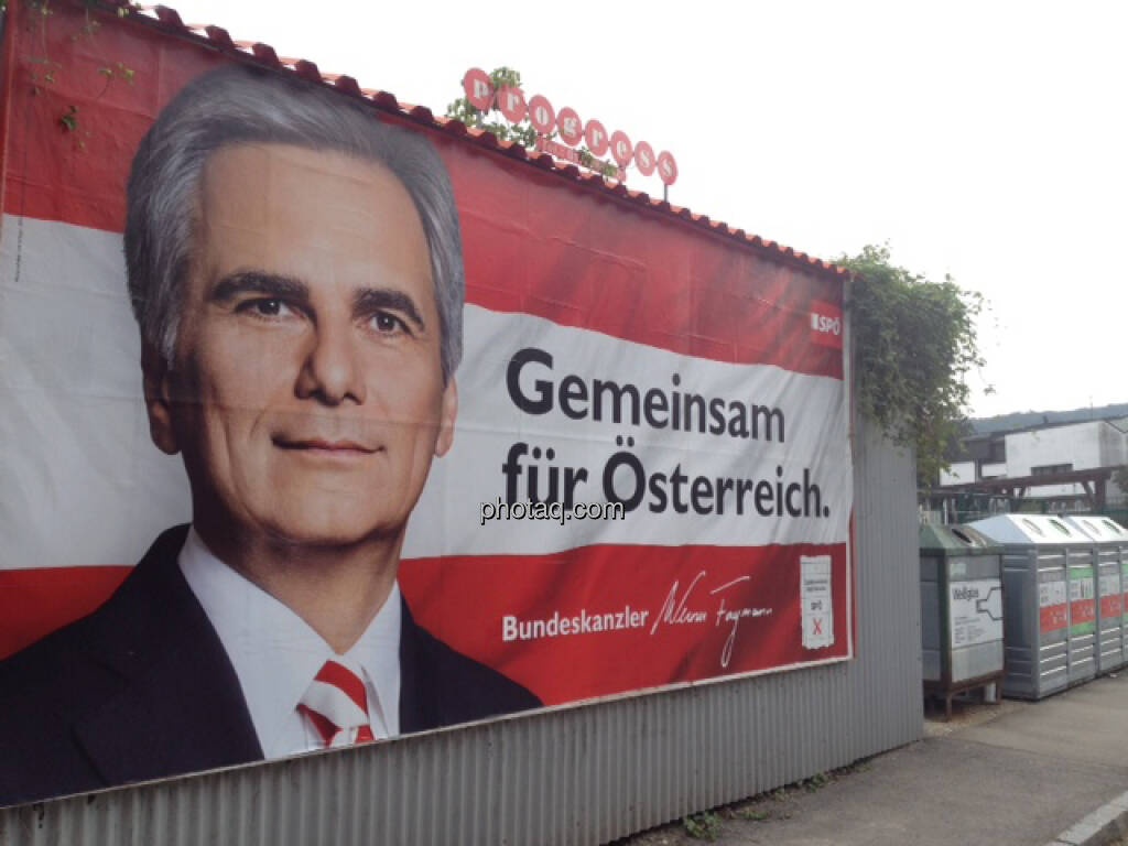 Wahlplakat SPÖ, Werner Faymann vor Altglascontainern  (29.09.2013) 