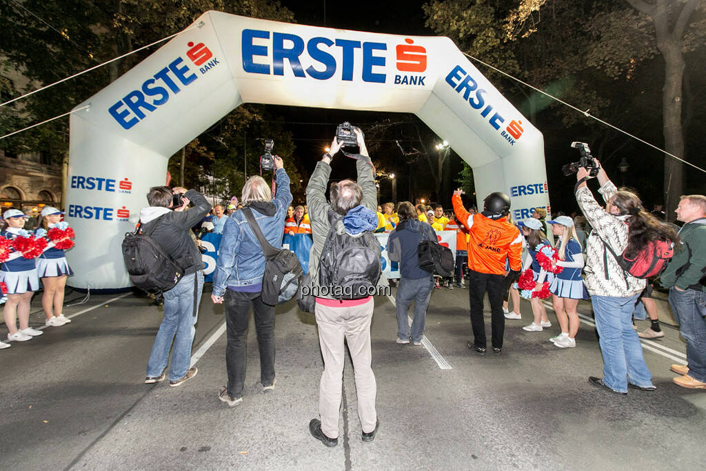 Erste Bank Vienna night run 2013, Startbereich, Fotografen, © finanzmartkfoto.at/Martina Draper/Josef Chladek (01.10.2013) 