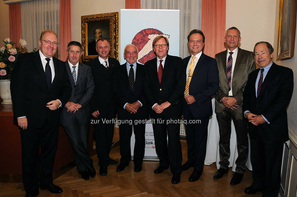 100 Jahre Kreditverein - Helmut Bernkopf, Bank Austria Vorstand für Privat- und Firmenkunden, Karl Samstag, ehemaliger Generaldirektor der Bank Austria, Hans Stefan Hintner. Bürgermeister von Mödling, René Alfons Haiden, ehemaliger Generaldirektor der Bank Austria, Willibald Cernko, Vorstandsvorsitzender der Bank Austria, Günter Ernst, Vizepräsident der Wirtschaftskammer NÖ, Karl Heinz Krenn, Geschäftsführer der Kreditvereine Wien, Niederösterreich und Burgenland, Erich Hampel, AR-Vorsitzender der Bank Austria. (Bild: Bank Austria) (10.10.2013) 