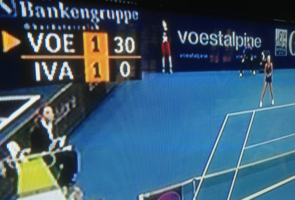 VOE vs. IVA - voestalpine vs. IVA? (Stefanie) VOEgele gegen Ana IVAnovic beim WTA-Turnier in Linz, voestalpine auf dem Bild als Sponsor zwischen dem Insert und Ana Ivanovic (12.10.2013) 