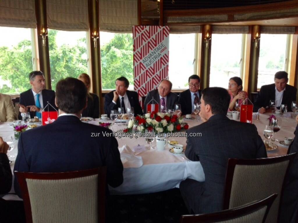 AT&S beim Leaders Lunch im Royal Hong Kong Yacht Club - Tolle Firmenvertreter aus Österreich, die in Hong Kong reüssieren konnten - auf Initative von Walter Koren (Martin Theyer, AT&S) (16.10.2013) 
