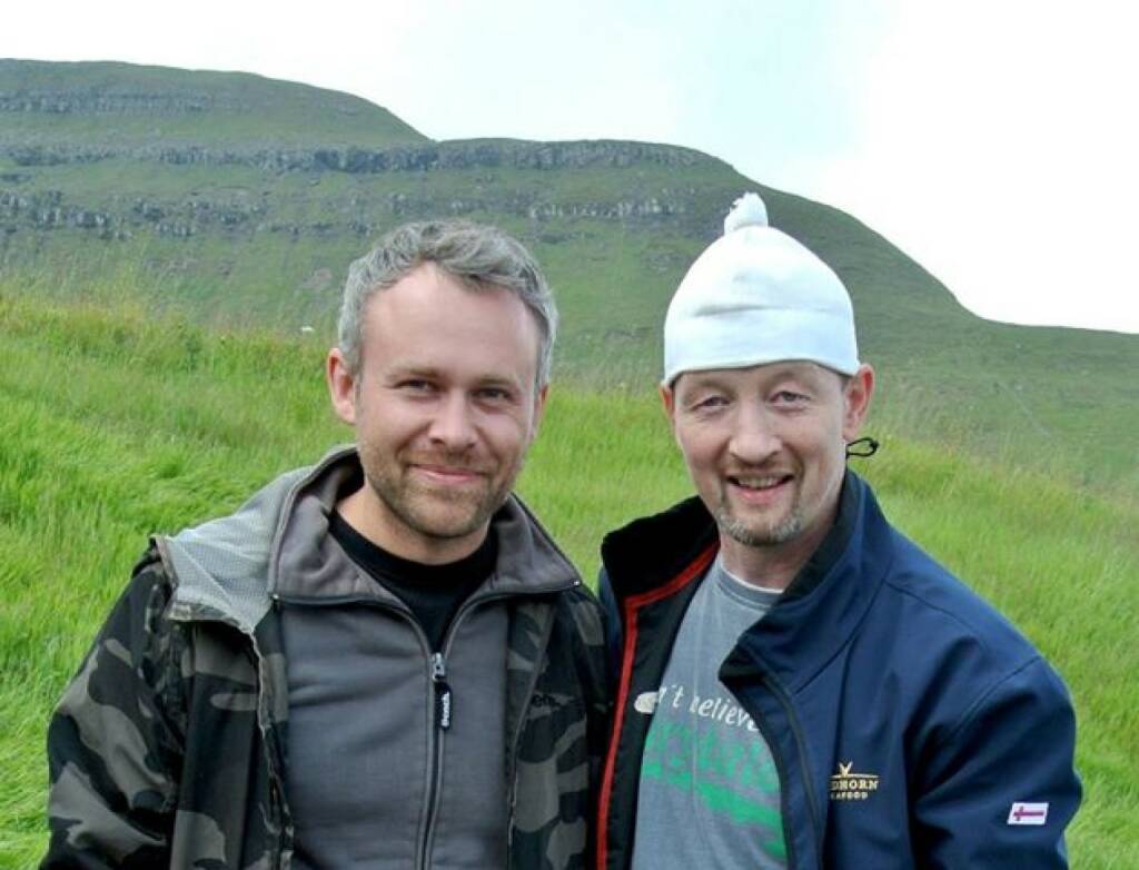 Niko Alm (Neos) mit Jens Martin Knudsen und dessen Mütze, die u.a. Toni Polster und Herbert Prohaska nie vergessen werden  (16.10.2013) 