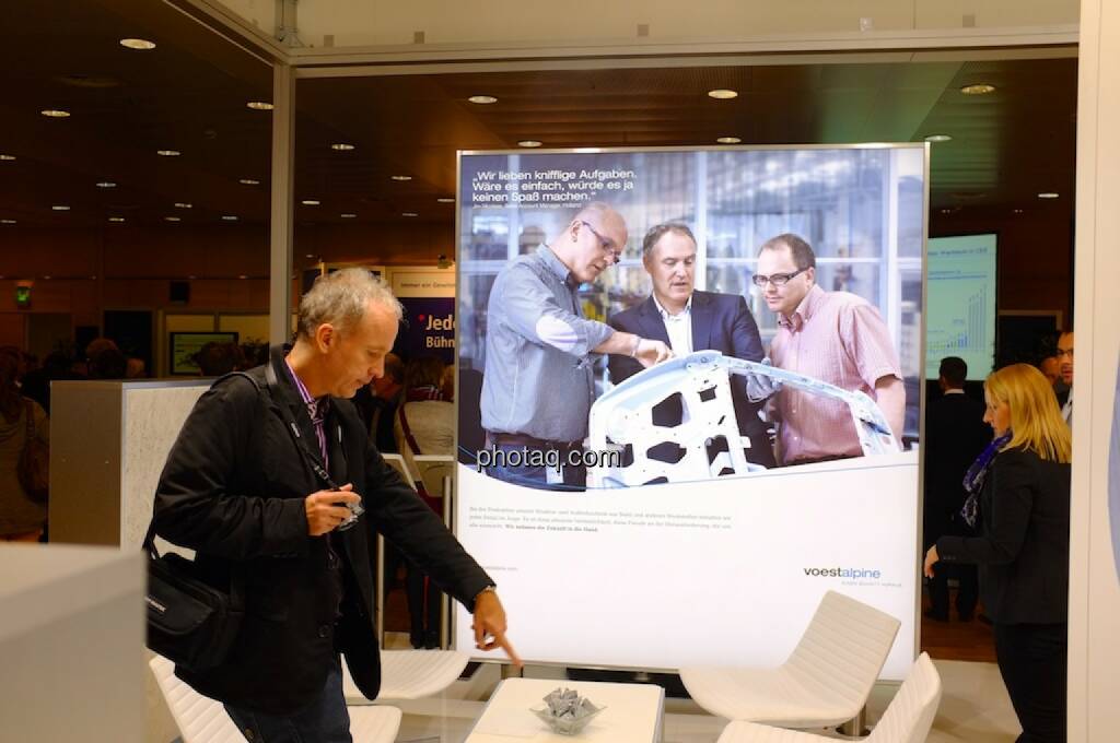 Christian Drastil am voestalpine-Stand (17.10.2013) 