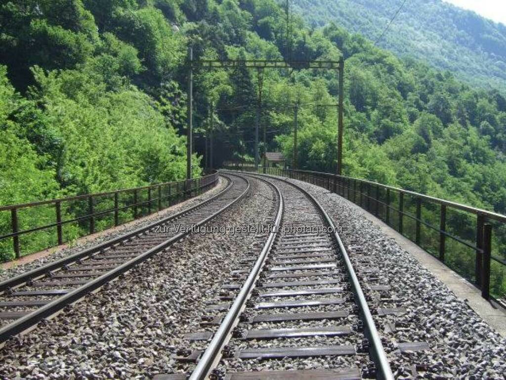 Gemeinsam mit den Schweizerischen Bundesbahnen testet die voestalpine Schienen die neueste Schienengeneration. Die Sihltal Zürich Uetliberg Bahn setzt bereits seit 2012 auf die wärmebehandelten Schienen. http://bit.ly/1beOaG1 (23.10.2013) 