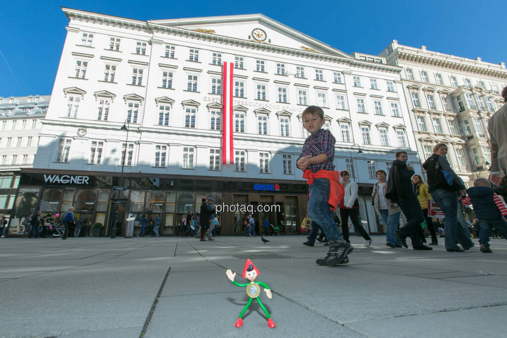 Sparefroh vor der Erste Bank am Graben, © Martina Draper (26.10.2013) 