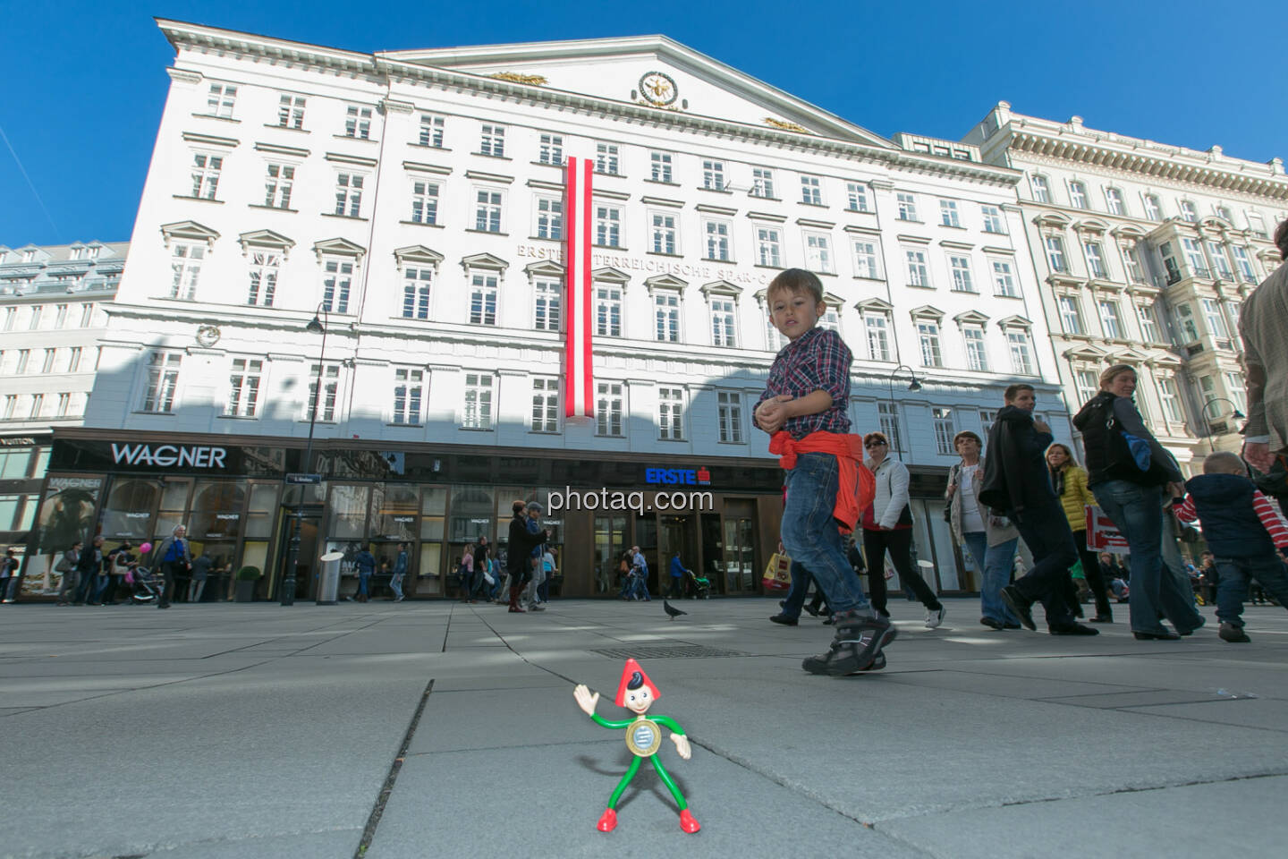 Sparefroh vor der Erste Bank am Graben