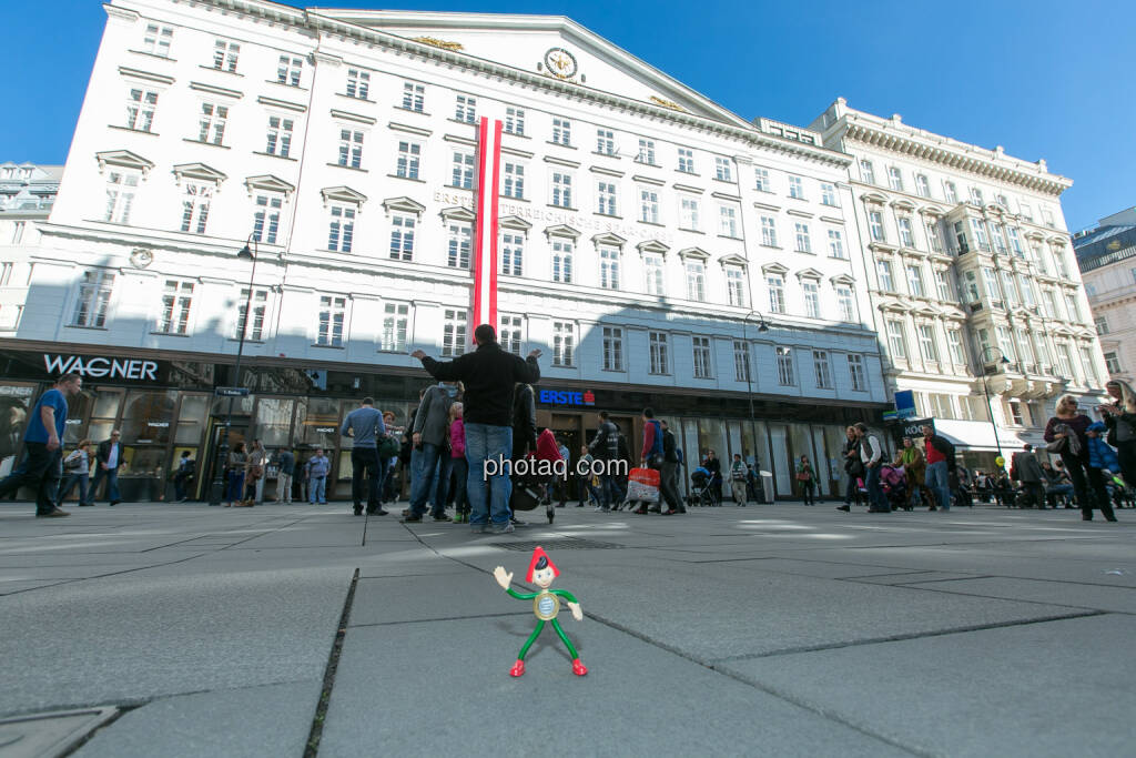 Sparefroh vor der Erste Bank am Graben, © Martina Draper (26.10.2013) 