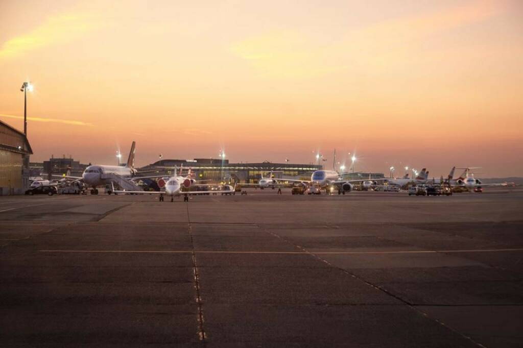 Der Winterdienst ist eine wichtige Aufgabe eines Flughafens. Die Vorbereitungen für die kommende kalte Jahreszeit sind bereits voll im Gange und dafür sucht der Flughafen Wien engagierte Mitarbeiterinnen und Mitarbeiter.  Interessierte finden Informationen unter www.viennaairport.com/jobs.te! (27.10.2013) 