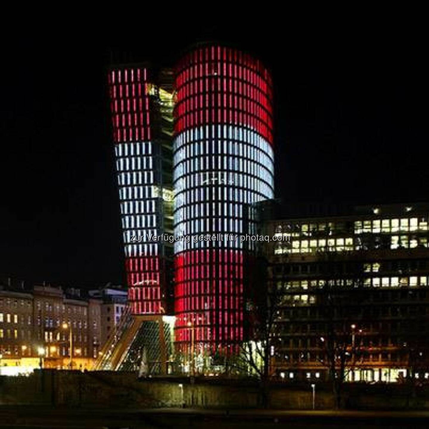 Rot weiss rot: Uniqa-Tower am Nationalfeiertag (c) Uniqa
