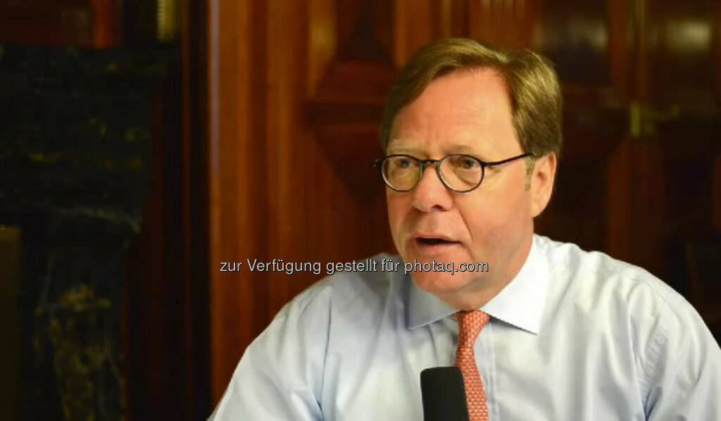 Willibald Cernko, CEO, Bank Austria
Zu allererst: Vorbild sein. Willibald Cernko ist als Vorstandsvorsitzender der Bank Austria für die Strategie des Unternehmens und dessen Repräsentation nach innen und außen zuständig. Seinem 14-jährigen Ich rät er, neugierig zu bleiben und Umwege in Kauf zu nehmen. Die Idole seiner Jugend? Bob Dylan und Neil Young, ich bin ein Kind der späten Hippie-Phase. Das Video (5:06min.) dazu unter: http://www.whatchado.net/videos/willibald_cernko
, © whatchado (01.11.2013) 