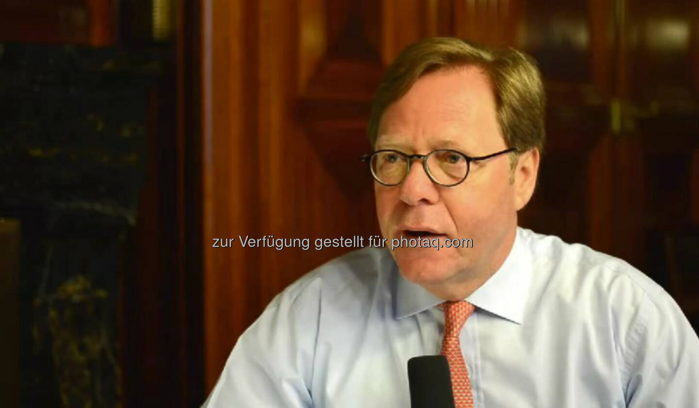 Willibald Cernko, CEO, Bank Austria
Zu allererst: Vorbild sein. Willibald Cernko ist als Vorstandsvorsitzender der Bank Austria für die Strategie des Unternehmens und dessen Repräsentation nach innen und außen zuständig. Seinem 14-jährigen Ich rät er, neugierig zu bleiben und Umwege in Kauf zu nehmen. Die Idole seiner Jugend? Bob Dylan und Neil Young, ich bin ein Kind der späten Hippie-Phase. Das Video (5:06min.) dazu unter: http://www.whatchado.net/videos/willibald_cernko
