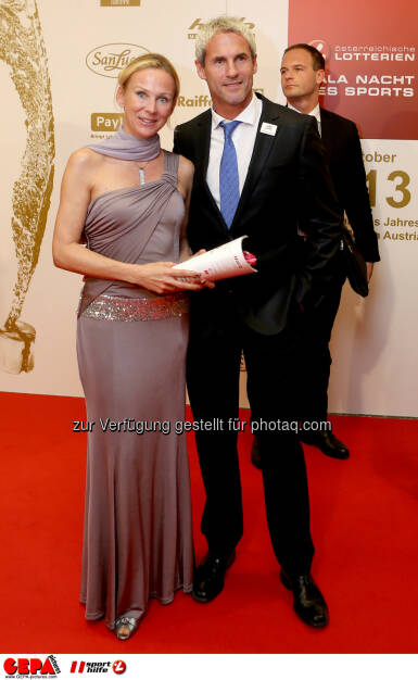 Michael Konsel und Begleitung. Foto: GEPA pictures/ Christian Walgram (02.11.2013)