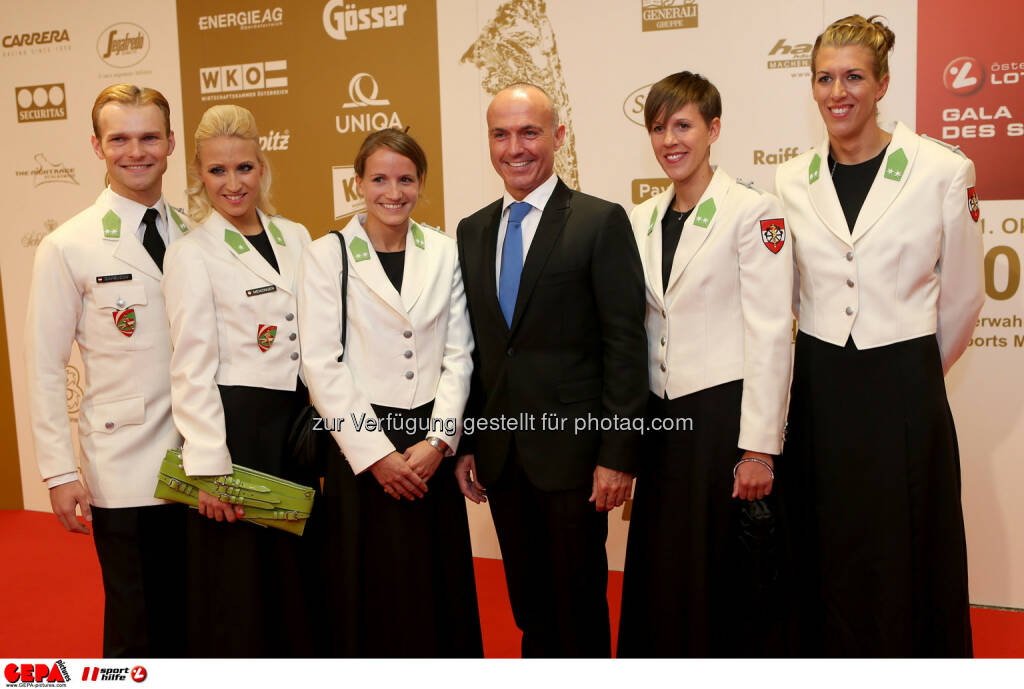 Vadim Garbuzov und Kathrin Menzinger, Anna Stoehr (AUT), Sportminister Gerald Klug, Doris Schwaiger-Robl und Stefanie Schwaiger (AUT). Foto: GEPA pictures/ Christian Walgram (02.11.2013) 