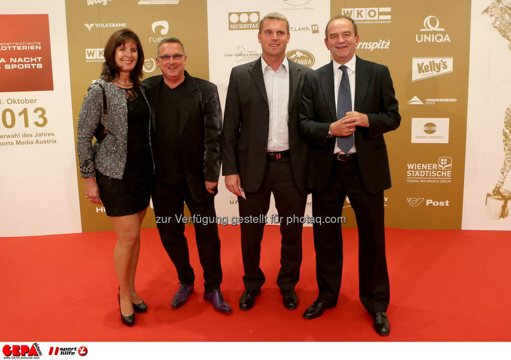 Christian Flick mit Begleitung und Herbert Prohaska (rechts). Foto: GEPA pictures/ Christian Walgram (02.11.2013) 