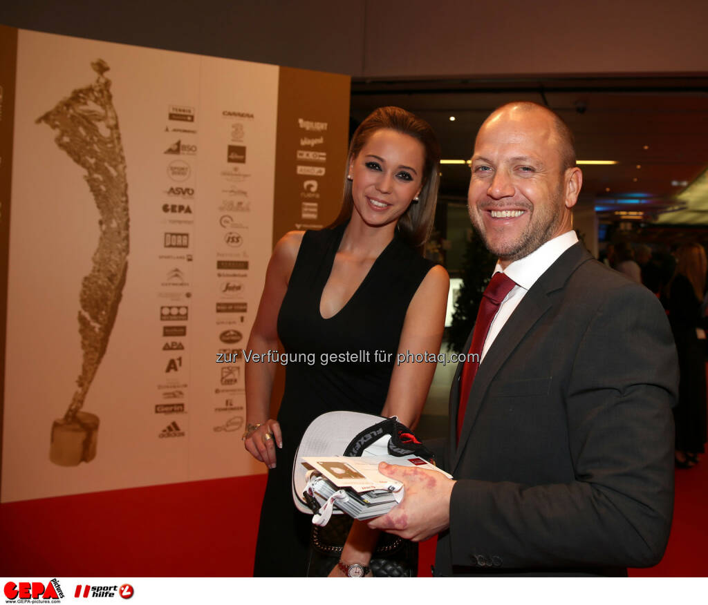 Laura Moisl, die Freundin von Marcel Hirscher (AUT) und Pressesprecher Stefan Illek (OESV). Foto: GEPA pictures/ Hans Oberlaender (02.11.2013) 