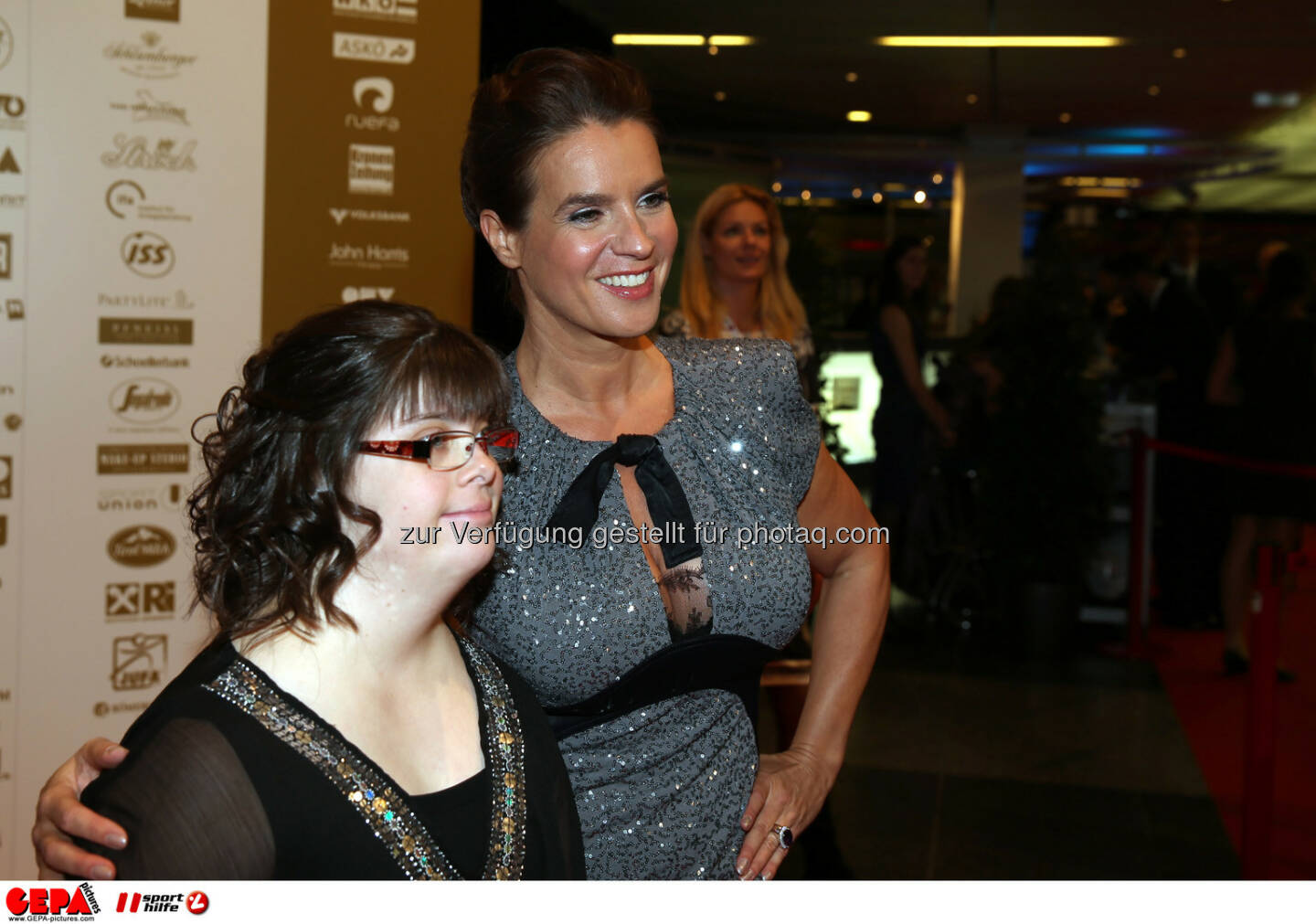 Theresa Breuer (AUT) und Katharina Witt. Foto: GEPA pictures/ Hans Oberlaender