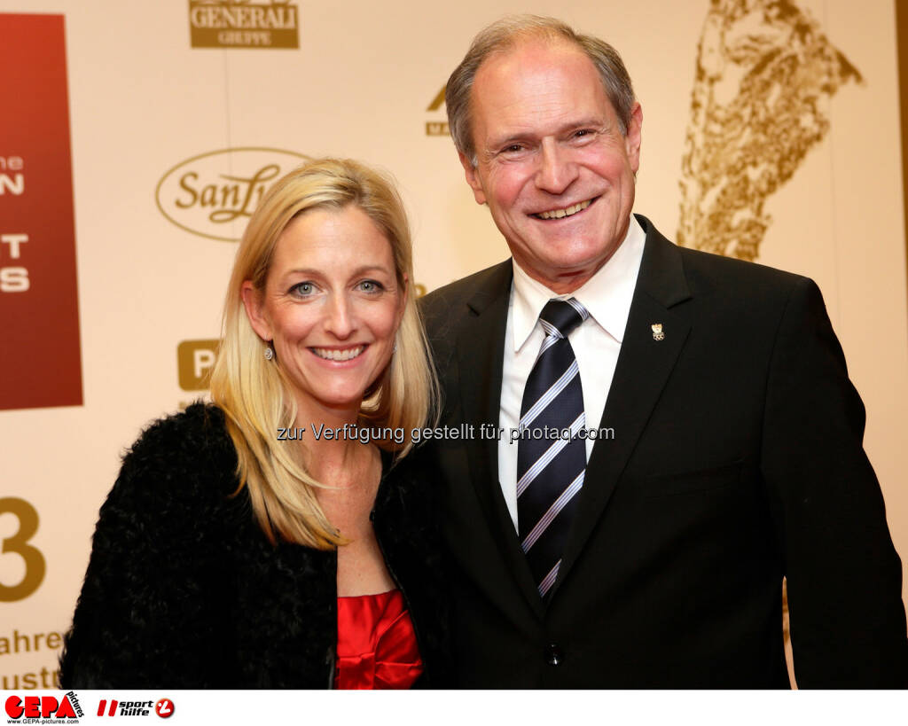 Alexa Wesner (USA) und Generalsekretaer Peter Mennel (OEOC). Foto: GEPA pictures/ Walter Luger (02.11.2013) 