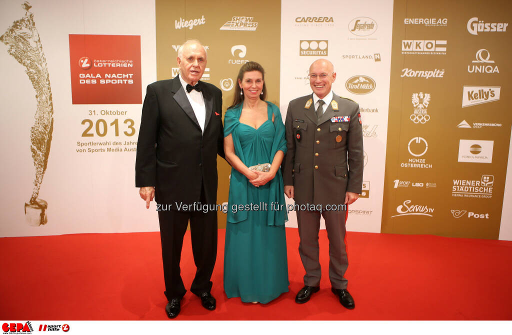 Praesident Michael Kuhn (Sports Media Austria), General Othmar Commenda und seine Gattin. Foto: GEPA pictures/ Markus Oberlaender (02.11.2013) 