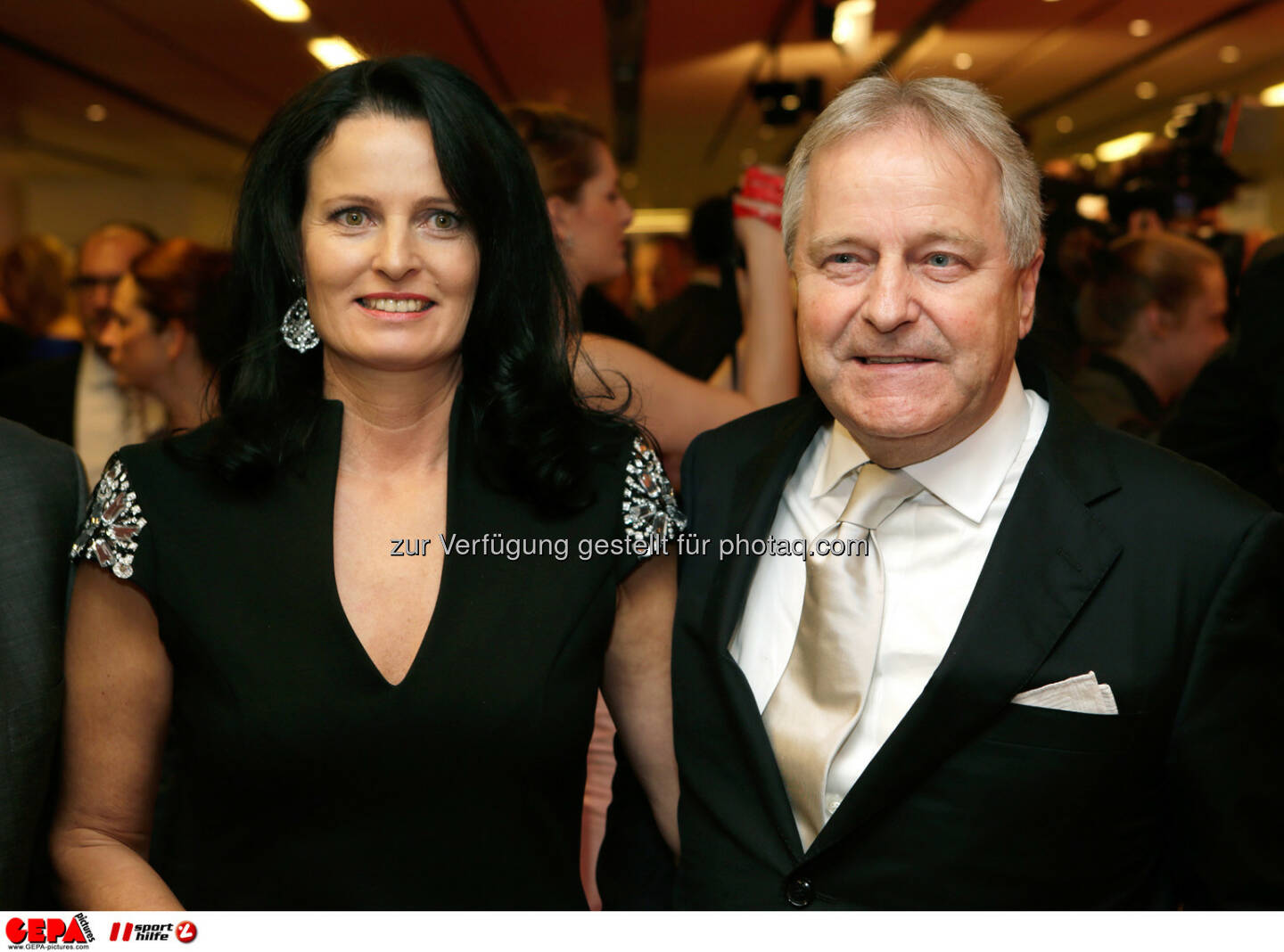 Praesident Leo Windtner (OEFB) und seine Begleitung. Foto: GEPA pictures/ Walter Luger