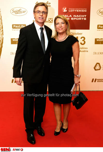 Marketingchef Leodegar Pruschak (Raiffeisen) und seine Frau. Foto: GEPA pictures/ Walter Luger (02.11.2013) 