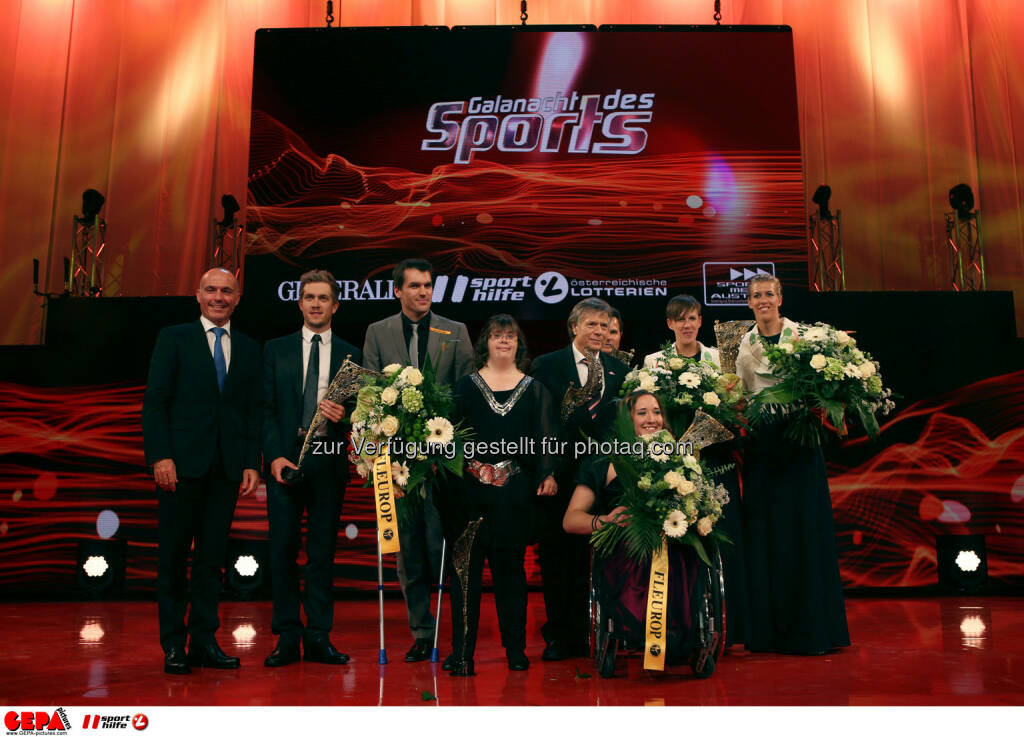 Verteidigungs- und Sportminister Gerald Klug, Ricardo Zoidl, Matthias Lanzinger, Theresa Breuer (AUT), Praesident Peter Schroecksnadel (OESV), Claudia Loesch, Doris Schwaiger und Stefanie Schwaiger (AUT). Foto: GEPA pictures/ Markus Oberlaender (02.11.2013) 