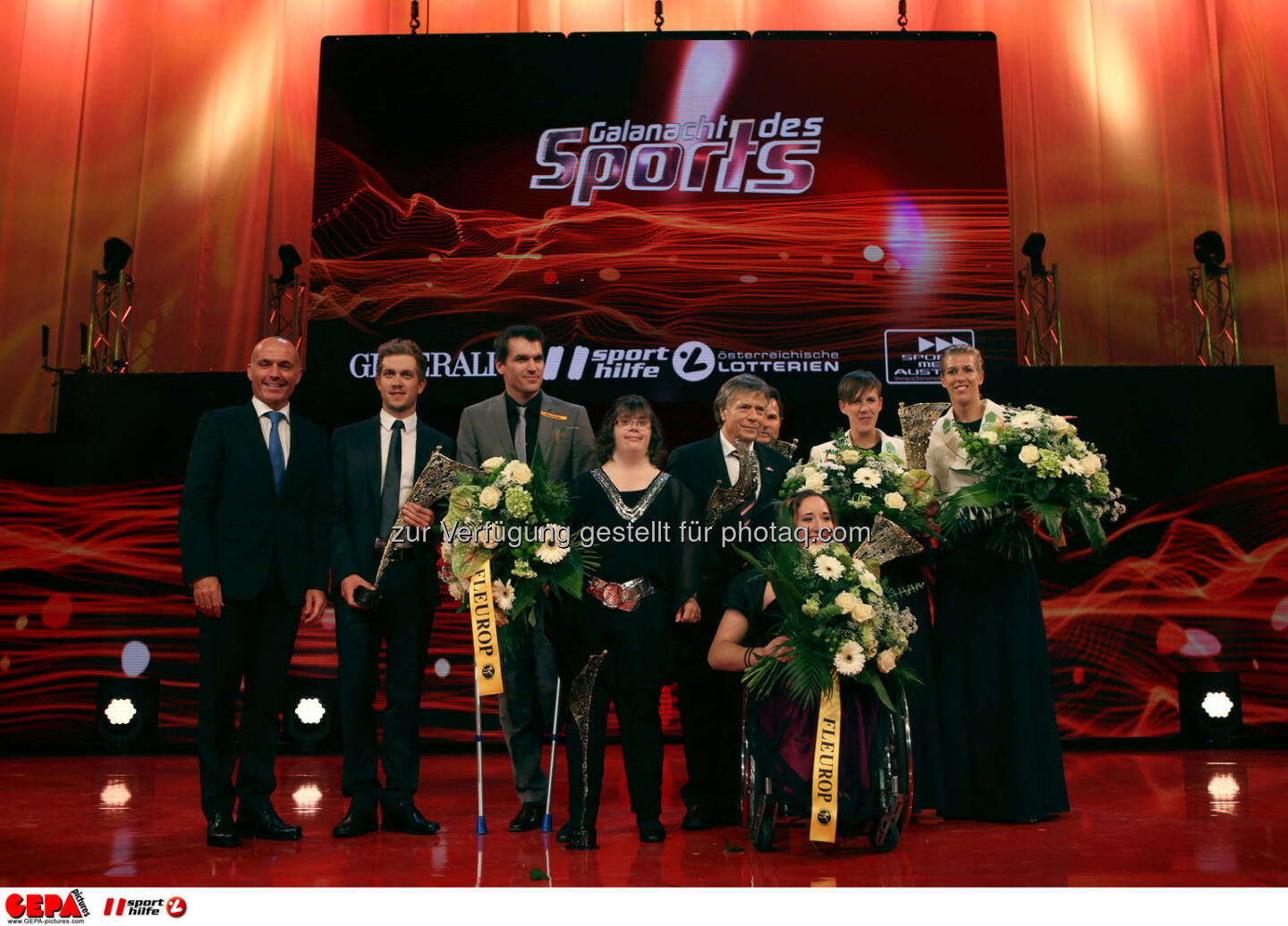 Verteidigungs- und Sportminister Gerald Klug, Ricardo Zoidl, Matthias Lanzinger, Theresa Breuer (AUT), Praesident Peter Schroecksnadel (OESV), Claudia Loesch, Doris Schwaiger und Stefanie Schwaiger (AUT). Foto: GEPA pictures/ Markus Oberlaender