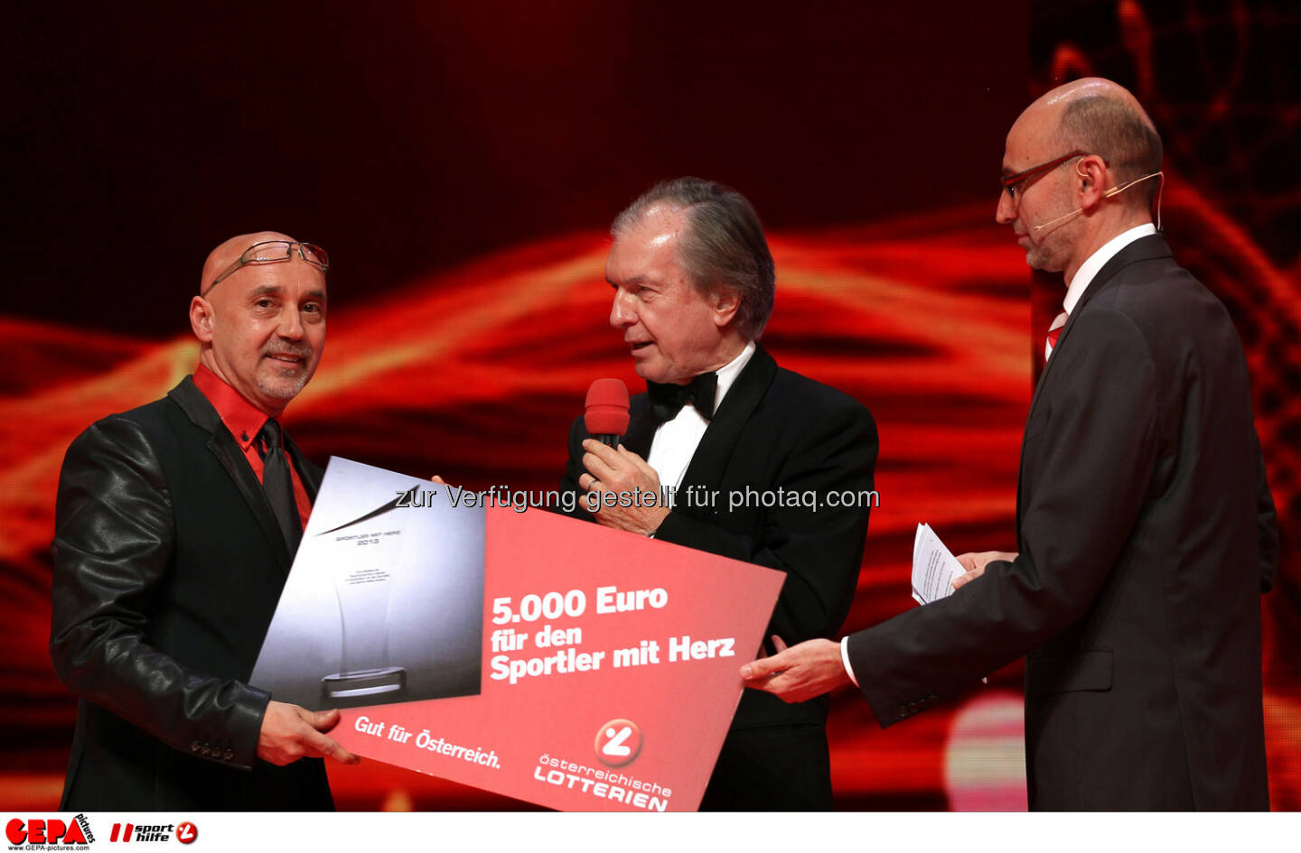 Ulf Arlati (HSC Graz),  Vorstand Friedrich Stickler (Lotterien) und Moderator Tom Blaeumauer. Foto: GEPA pictures/ Markus Oberlaender