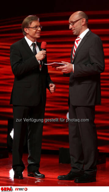 Leodegar Pruschak (Raiffeisen) und Moderator Tom Blaeumauer. Foto: GEPA pictures/ Markus Oberlaender (02.11.2013) 