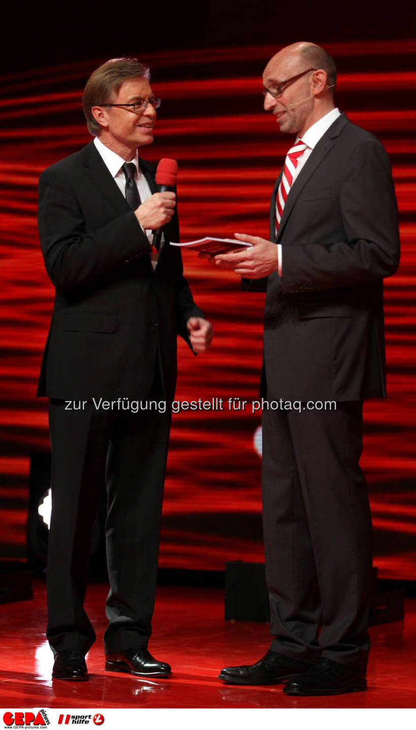 Leodegar Pruschak (Raiffeisen) und Moderator Tom Blaeumauer. Foto: GEPA pictures/ Markus Oberlaender