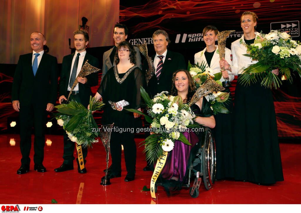 Verteidigungs- und Sportminister Gerald Klug, Ricardo Zoidl, Matthias Lanzinger, Theresa Breuer (AUT), Praesident Peter Schroecksnadel (OESV), Claudia Loesch, Doris Schwaiger und Stefanie Schwaiger (AUT). Foto: GEPA pictures/ Walter Luger (02.11.2013)