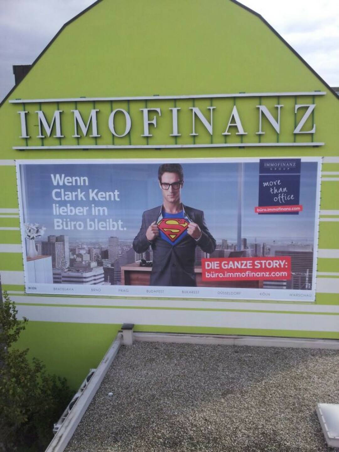 Immofinanz: Superman in der Wehlistrasse, mehr http://blog.immofinanz.com/de/2013/11/04/was-superman-an-der-immofinanz-schaetzt/